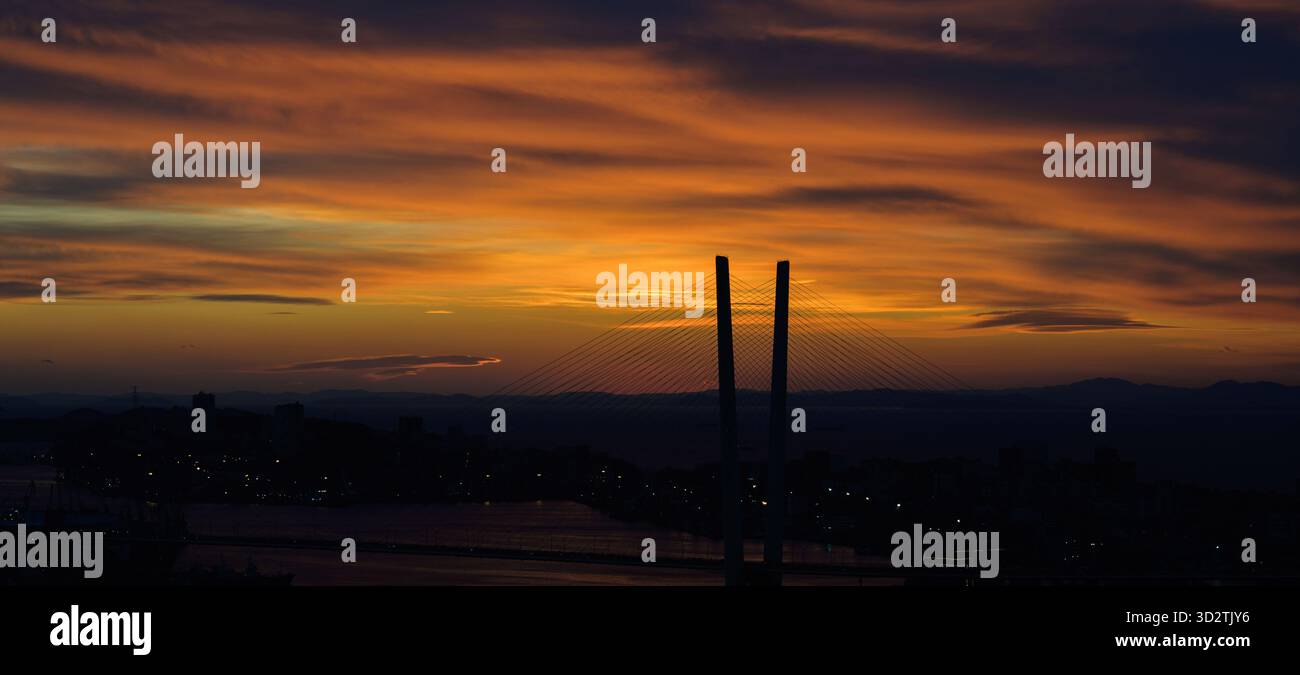 Splendido tramonto sullo skyline della città e sul ponte. Foto Stock