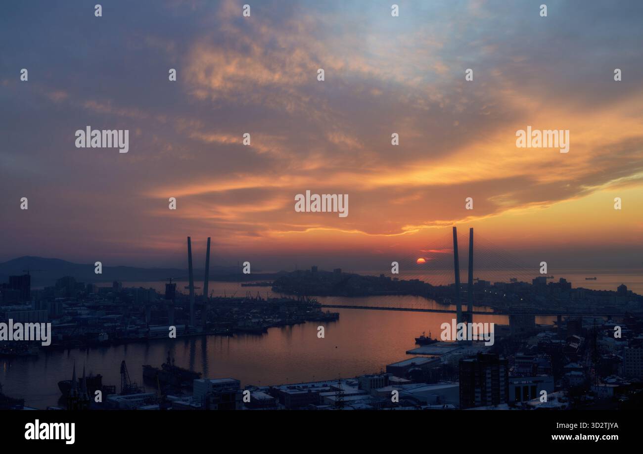 Splendido tramonto sullo skyline della città e sul ponte. Foto Stock