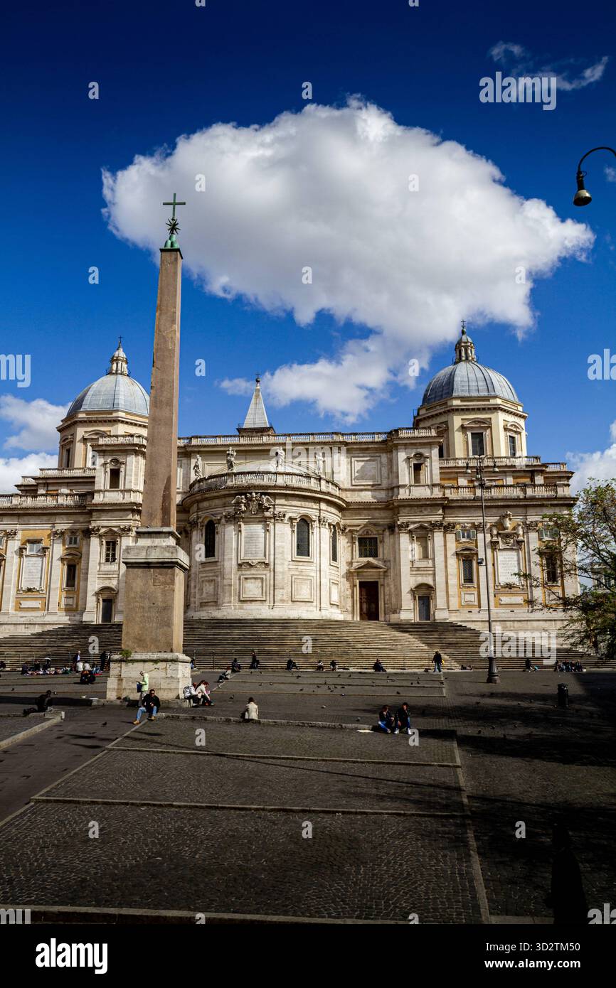 Basilica Papale di Santa Maria maggiore, Fondazione storica e leggenda situata in cima al colle Esquilino, Santa Maria maggiore è una delle quattro basiliche papali romane più importanti e tra le sette chiese dei pellegrini. È riconosciuto come il primo santuario mariano nel mondo occidentale secondo la tradizione, nel 358 d.C., Papa Liberio ebbe una visione: La neve cadrebbe miracolosamente in estate, designando la posizione dei churchi. Ogni anno, il 5 agosto, petali di fiori bianchi cadono dal soffitto in una mostra commemorativa di bellezza architettonica e Artistica consacrata da Papa Sisto III 432 440, la basilica conserva la quinta Foto Stock