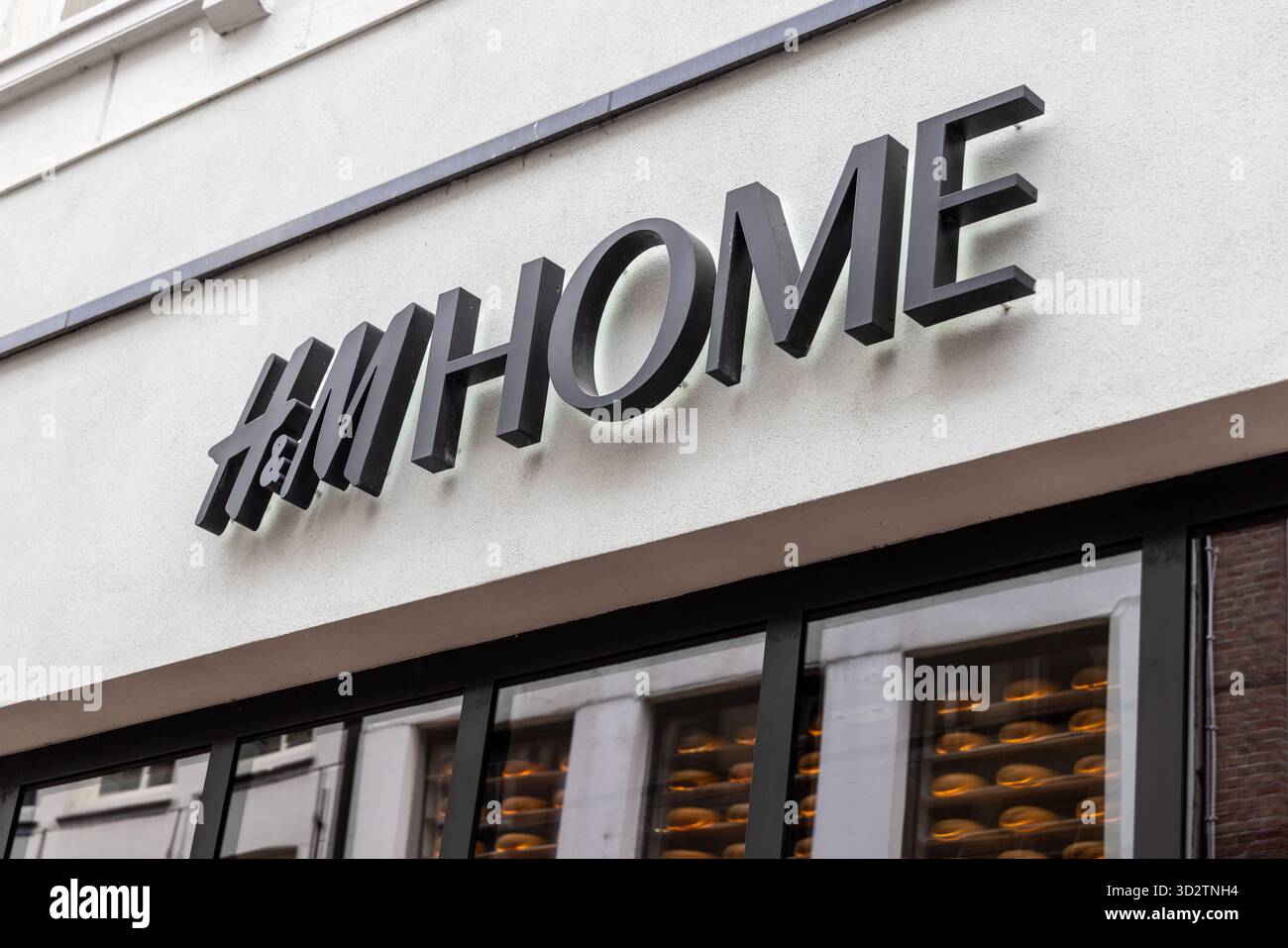 Amsterdam, Paesi Bassi – 16 aprile 2025: Negozio H&M Home nel centro della città, che illustra l'espansione del marchio internazionale di arredamento e lifestyle Foto Stock