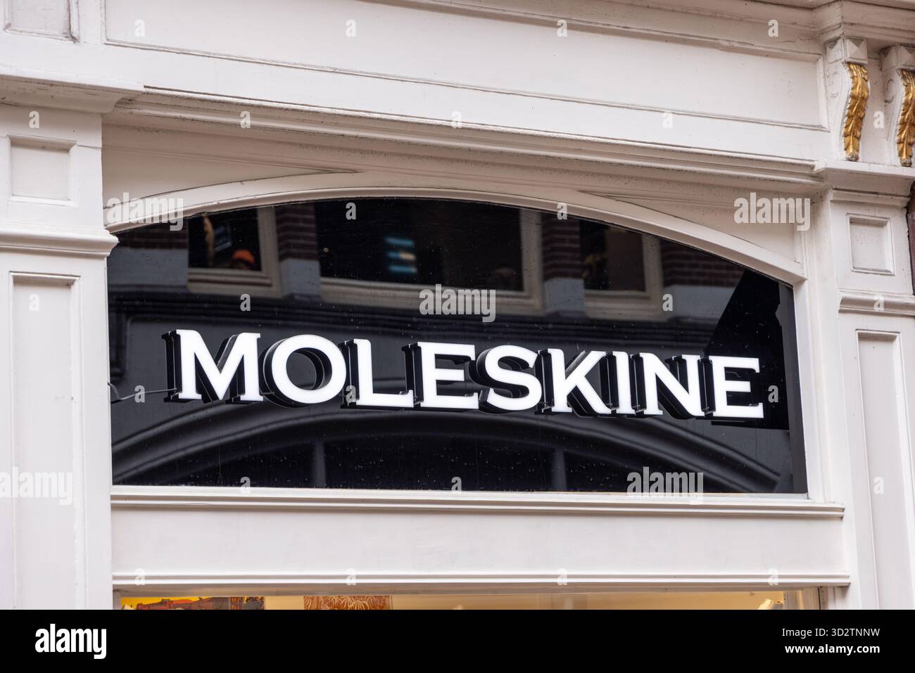 Amsterdam, Paesi Bassi – 16 aprile 2025: Negozio Moleskine nel centro della città, che mostra la presenza del marchio italiano di cancelleria nel settore retail olandese Foto Stock