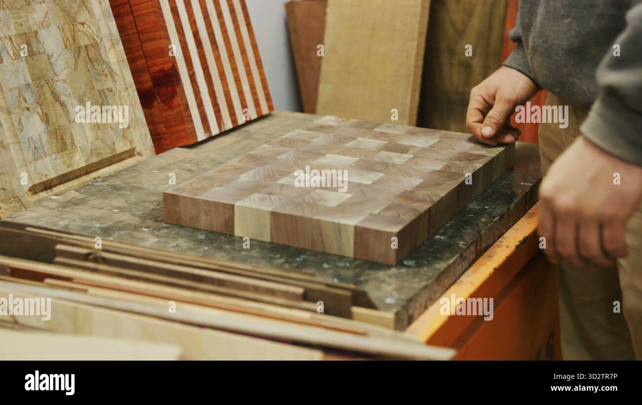 Tagliere in legno a scacchi esposto in un'officina personalizzata Foto Stock