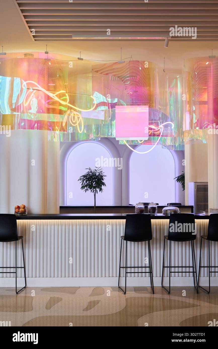 Area bar colorata con design moderno e illuminazione vivace Foto Stock