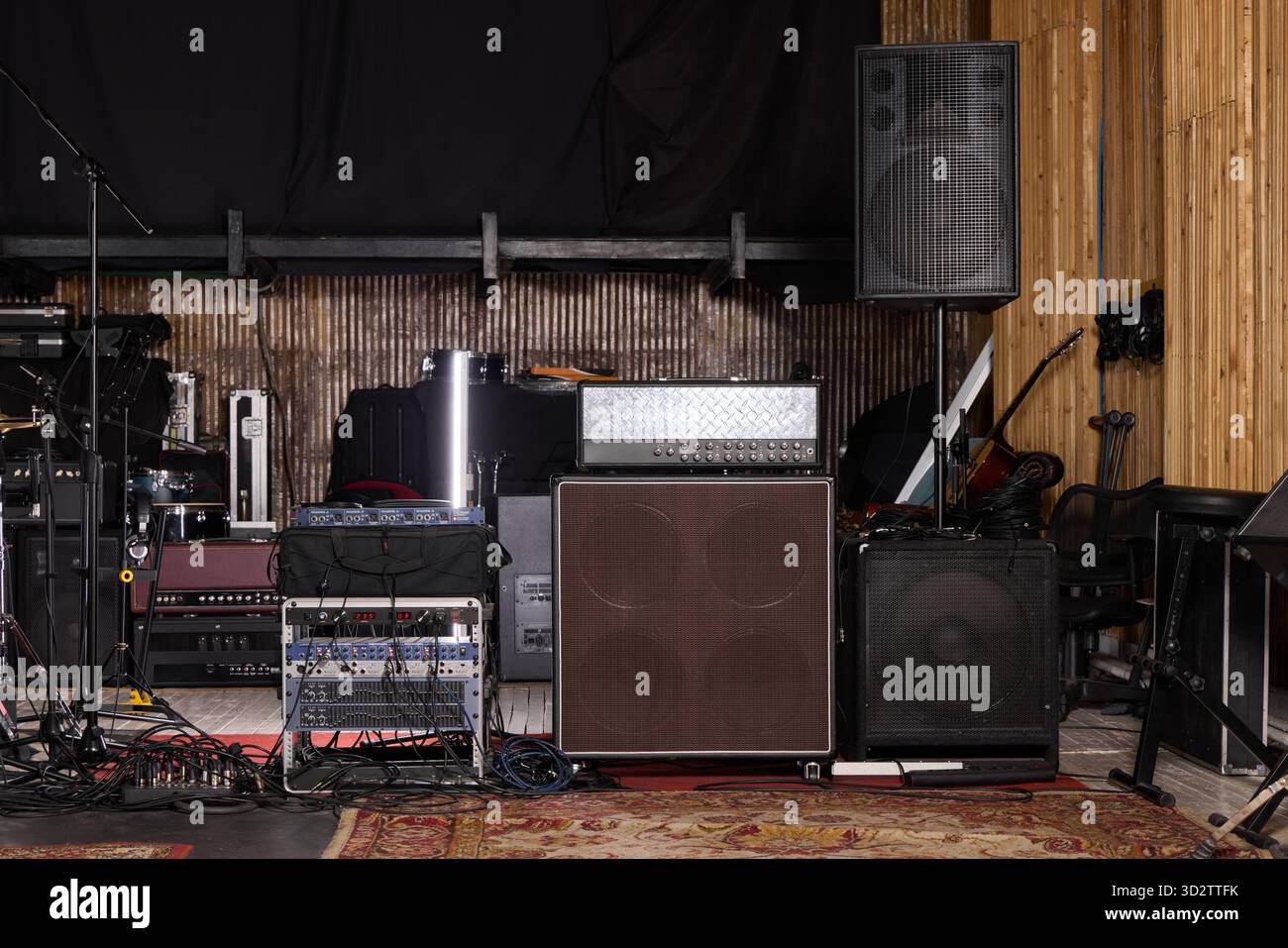 Installazione di apparecchiature musicali in uno studio di registrazione per una sessione dal vivo Foto Stock