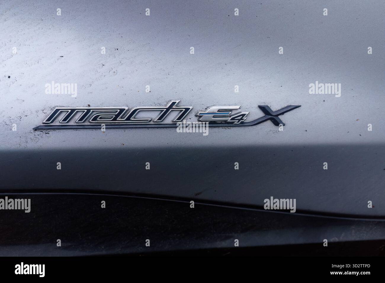 Vaasa, Finlandia - 24 ottobre 2025 - logo Ford Mustang Mach-e 2021 sul retro Foto Stock