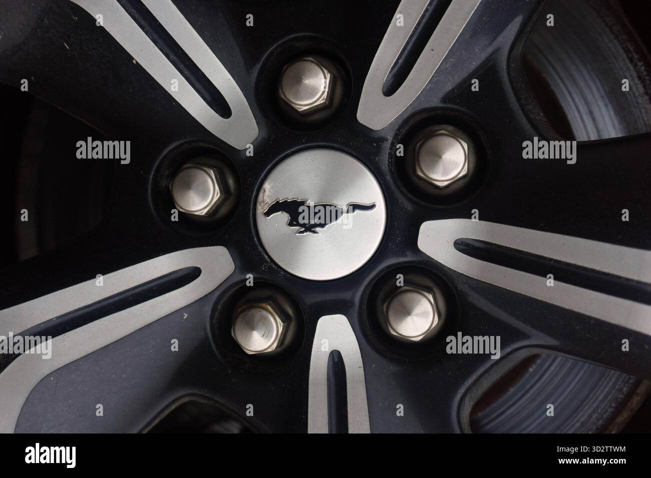 Vaasa, Finlandia - 24 ottobre 2025 - Ford Mustang Mach-e 2021 Logo sul volante Foto Stock