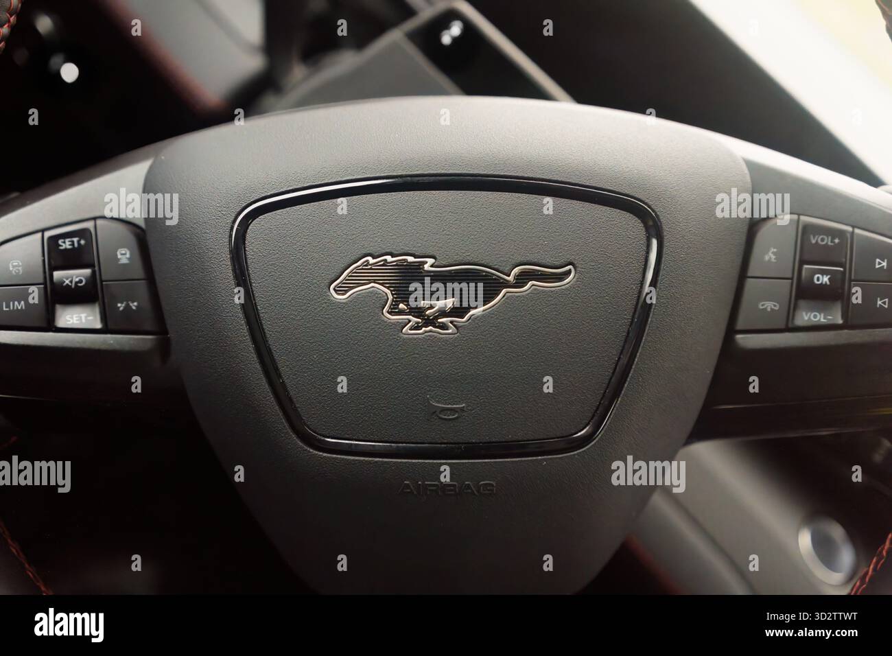 Vaasa, Finlandia - 24 ottobre 2025 - volante Ford Mustang Mach-e 2021 con logo. Foto Stock