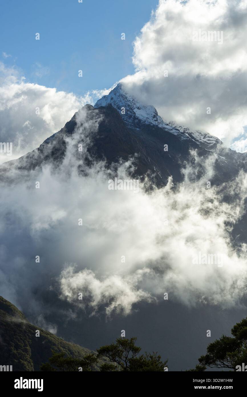 Un Monte Christina innevato dal Key Summit Trek Fiordland, South Island, nuova Zelanda Foto Stock