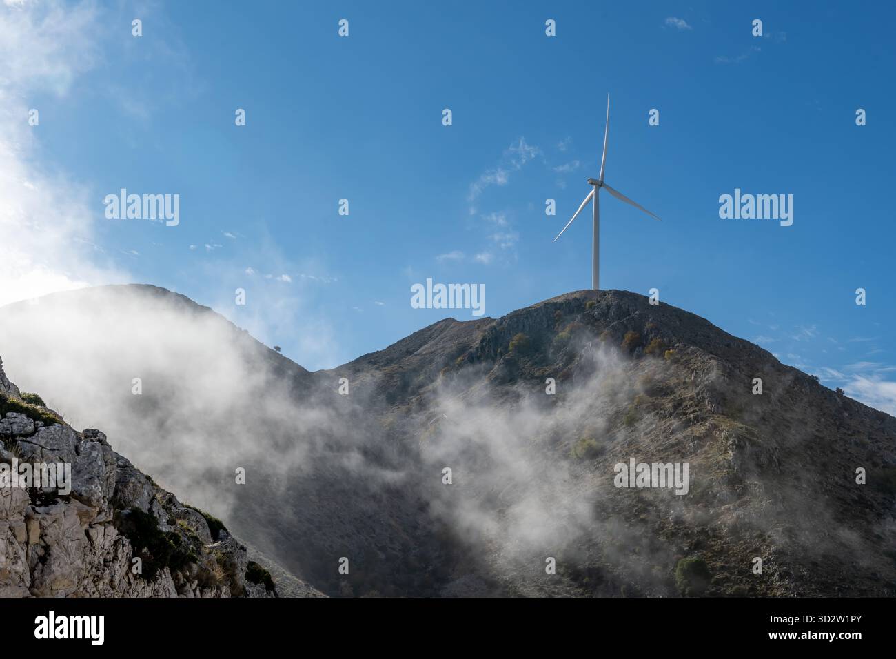 Turbine eoliche su un parco eolico in cima a una montagna. Foto Stock