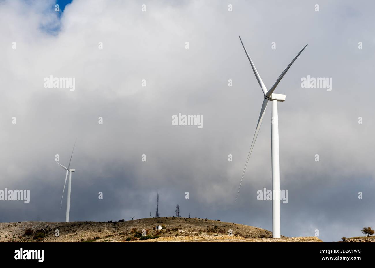 Turbine eoliche su un parco eolico in cima a una montagna. Foto Stock