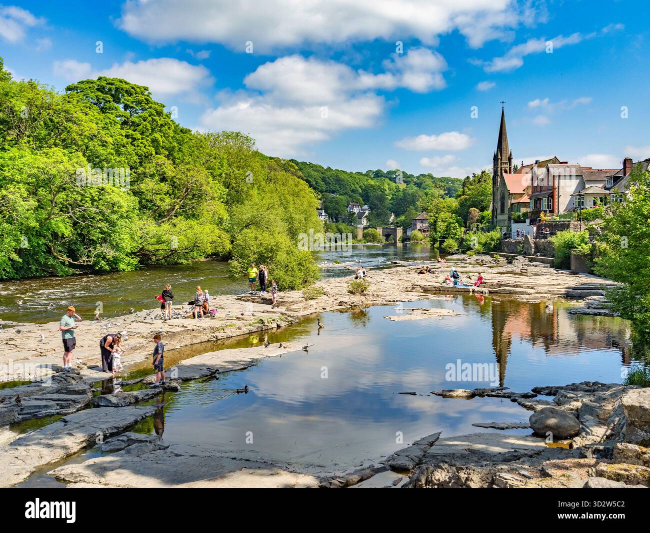 Le lastre di roccia esposte nel fiume Dee sono un luogo popolare per gite in famiglia e picnic a Llangollen, Denbighshire, Galles. Foto Stock