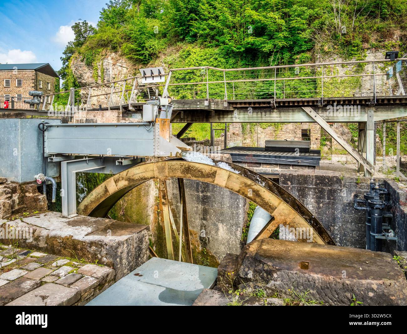 Una ruota idraulica moderna, installata al posto della ruota originale a Cromford Mill, Cromford, Derbyshire, parte della Derwent Valley Foto Stock