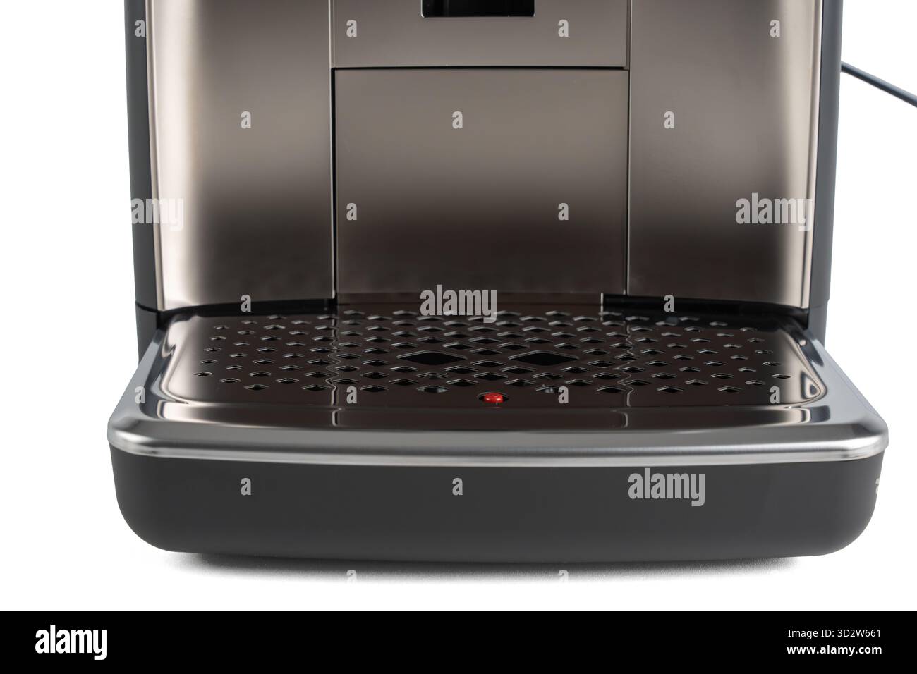 Primo piano dell'area del vassoio antigoccia di una moderna macchina per il caffè. La superficie in metallo della griglia e il design minimalista ne esaltano la facilità di pulizia. Foto Stock