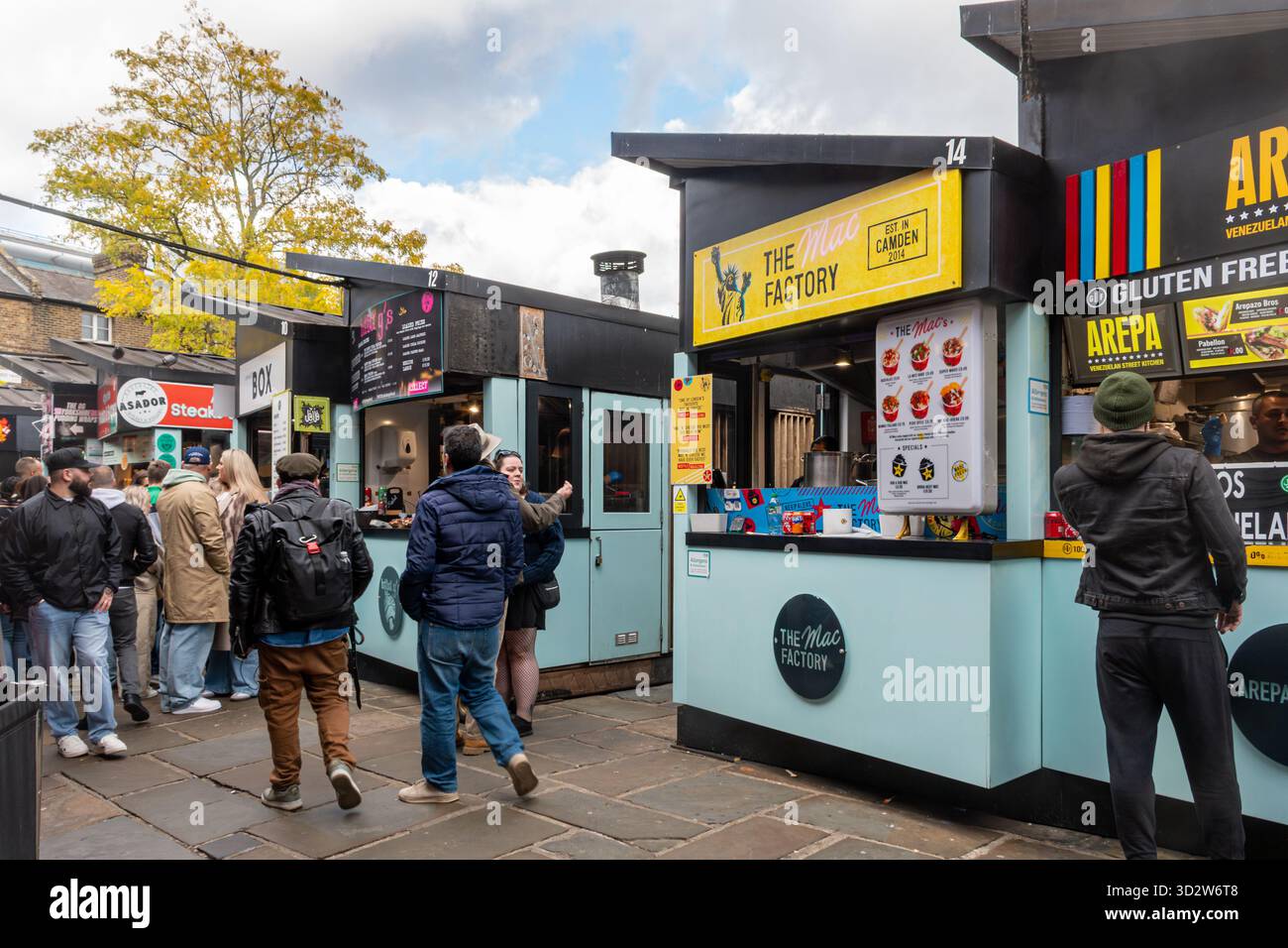 Persone ai chioschi alimentari di Camden Market, una popolare attrazione turistica di Camden Town, Londra, Inghilterra, Regno Unito Foto Stock