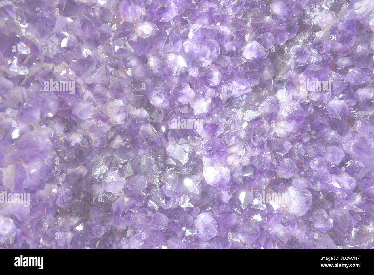 Sfondo astratto di pietre preziose di Ametista organiche viola in colori tenui Foto Stock