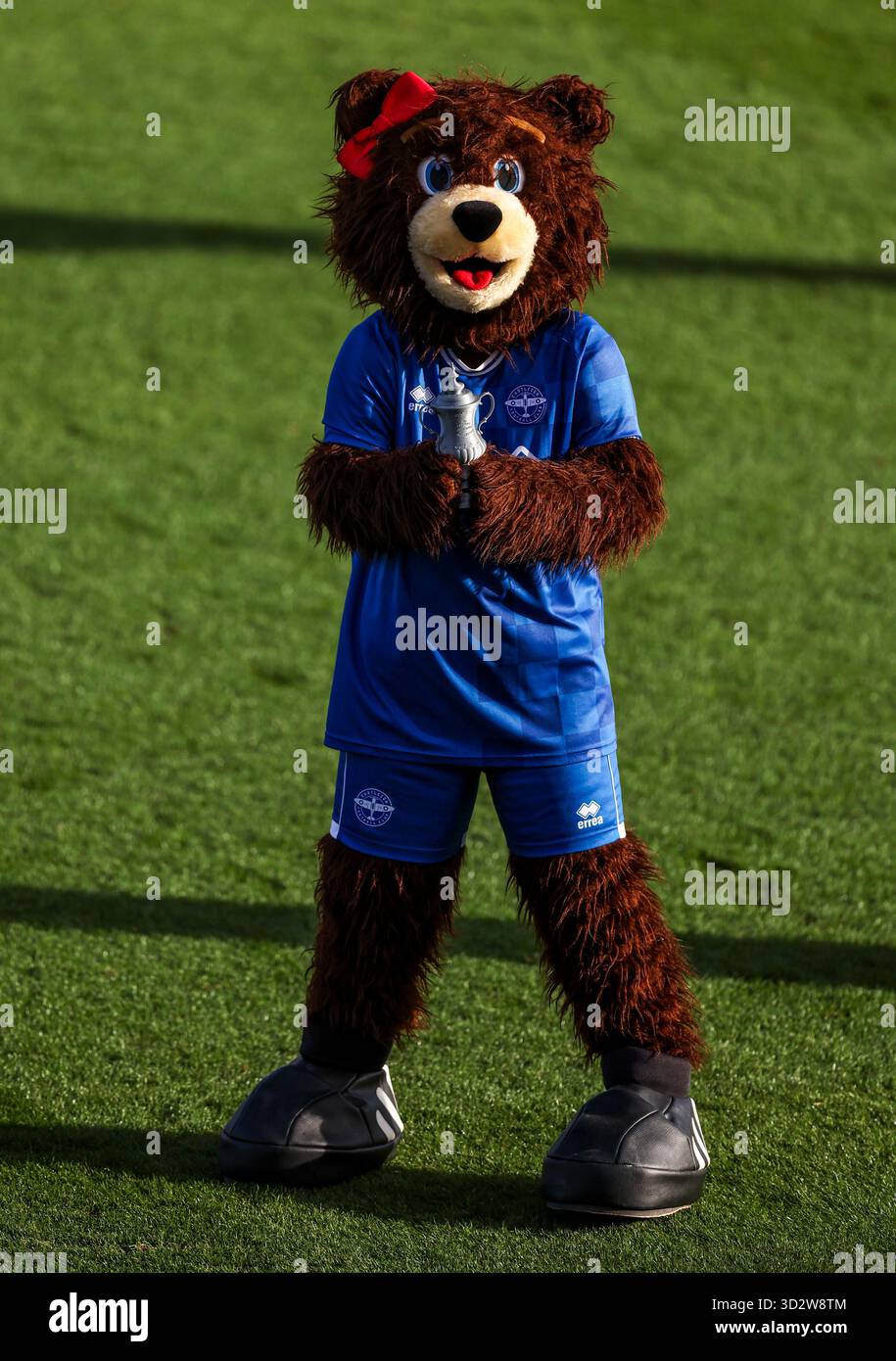 La mascotte di Eastleigh Mrs. Brooksy Bear detiene un piccolo trofeo fa Cup prima del calcio d'inizio prima della partita del primo turno della Emirates fa Cup al Silverlake Stadium di Southampton. Data foto: Domenica 2 novembre 2025. Foto Stock
