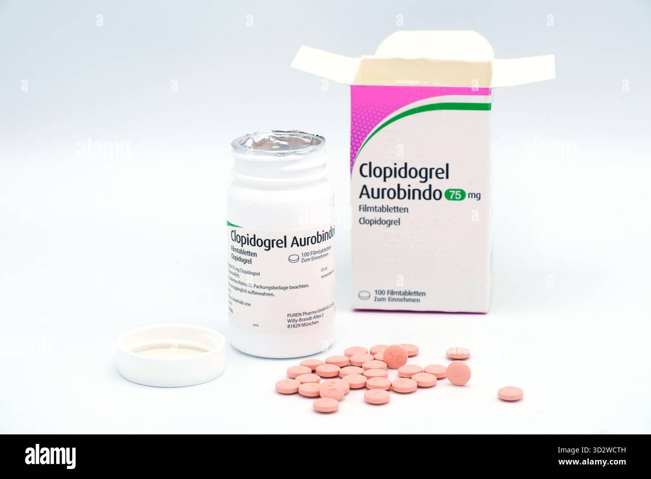 Foto dell'imballaggio per compresse da 100 75 mg di Clopidogrel Aurobindo prodotto da PUREN Pharma GmbH & Co KG, etichettato in tedesco e Braille. Foto Stock