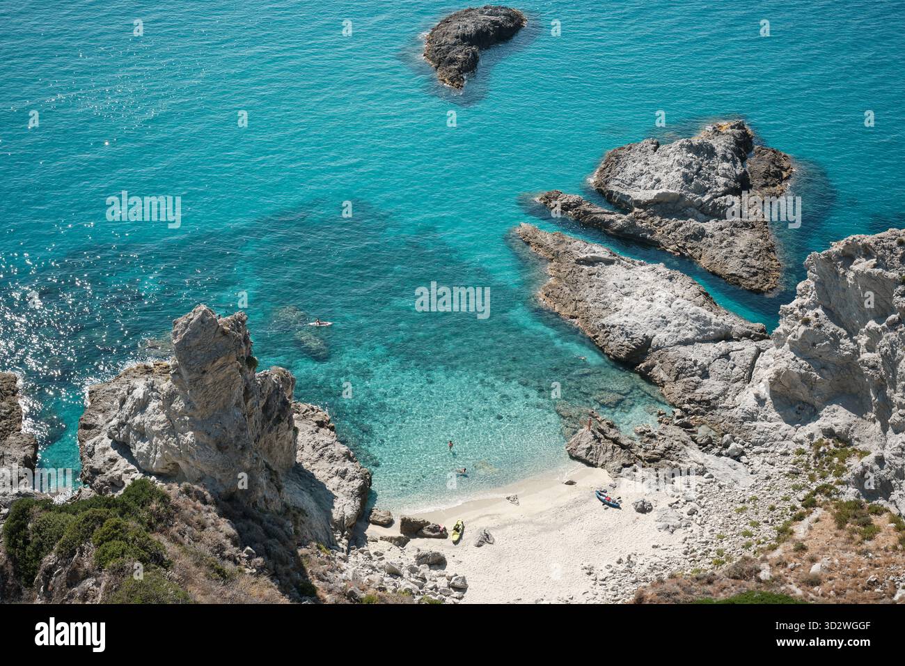 Vista aerea di una piccola spiaggia di sabbia e mare turchese vicino alla costa rocciosa di Capo Vaticano, Italia meridionale. Foto Stock