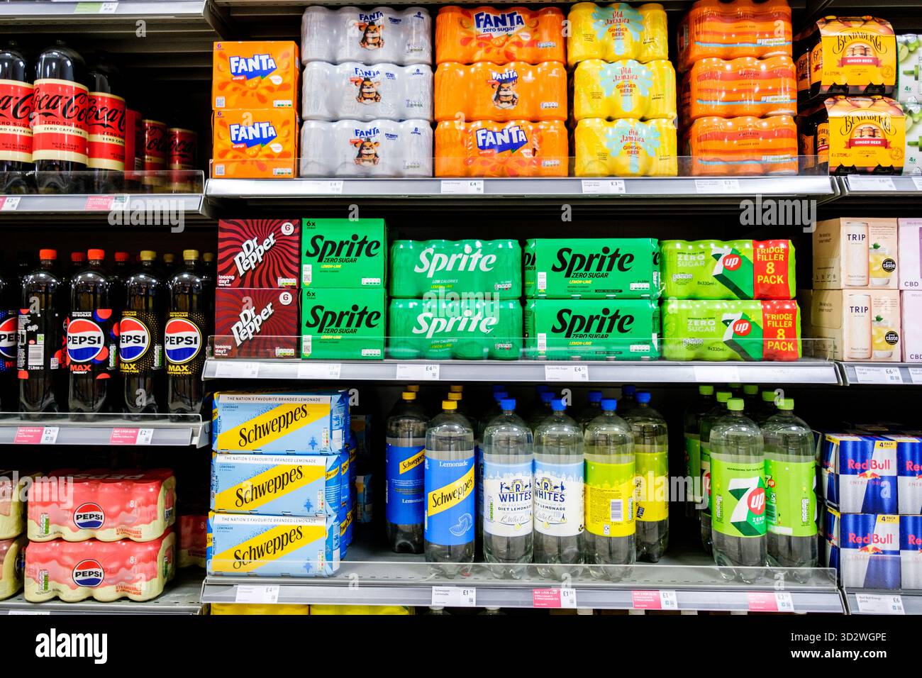 Londra Regno Unito, Novemver 02 2025, Selezione di bevande rinfrescanti analcoliche a carbonato Foto Stock