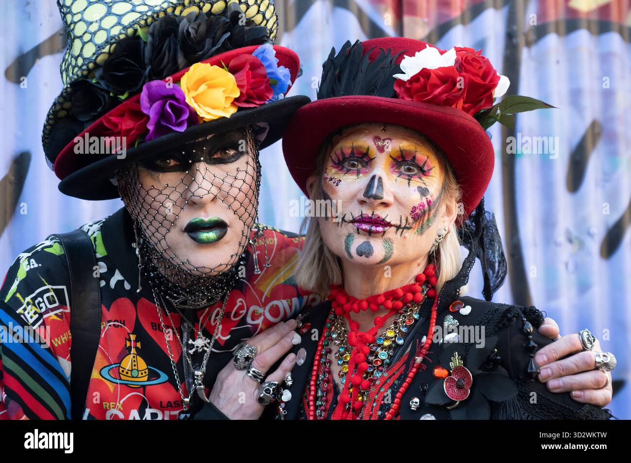 Londra, Columbia Road, festa messicana dei morti, giorno di Ognissanti, 1 novembre 2025. Foto Stock