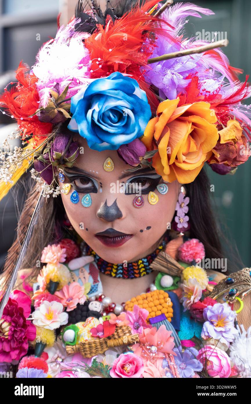 Londra, Columbia Road, festa messicana dei morti, giorno di Ognissanti, 1 novembre 2025. Foto Stock