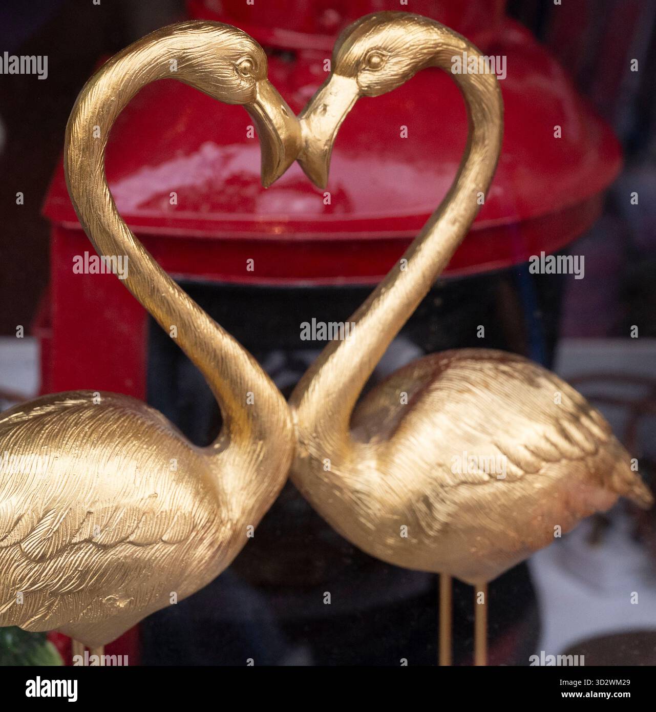 London, Columbia Road, vetrina di negozi d'antiquariato. Fenicotteri di ottone. Foto Stock