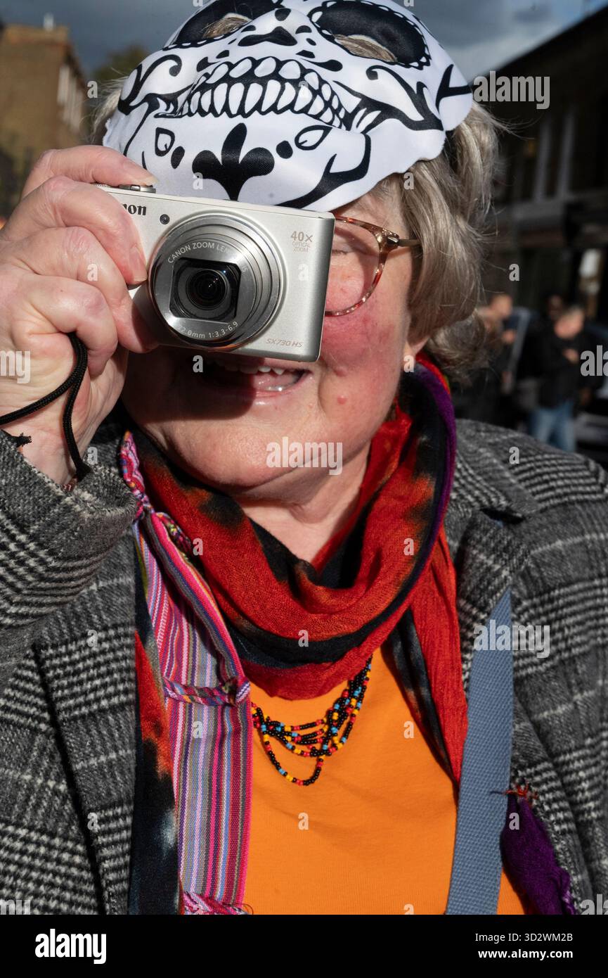 Londra, Columbia Road, festa messicana dei morti, giorno di Ognissanti, 1 novembre 2025. Foto Stock
