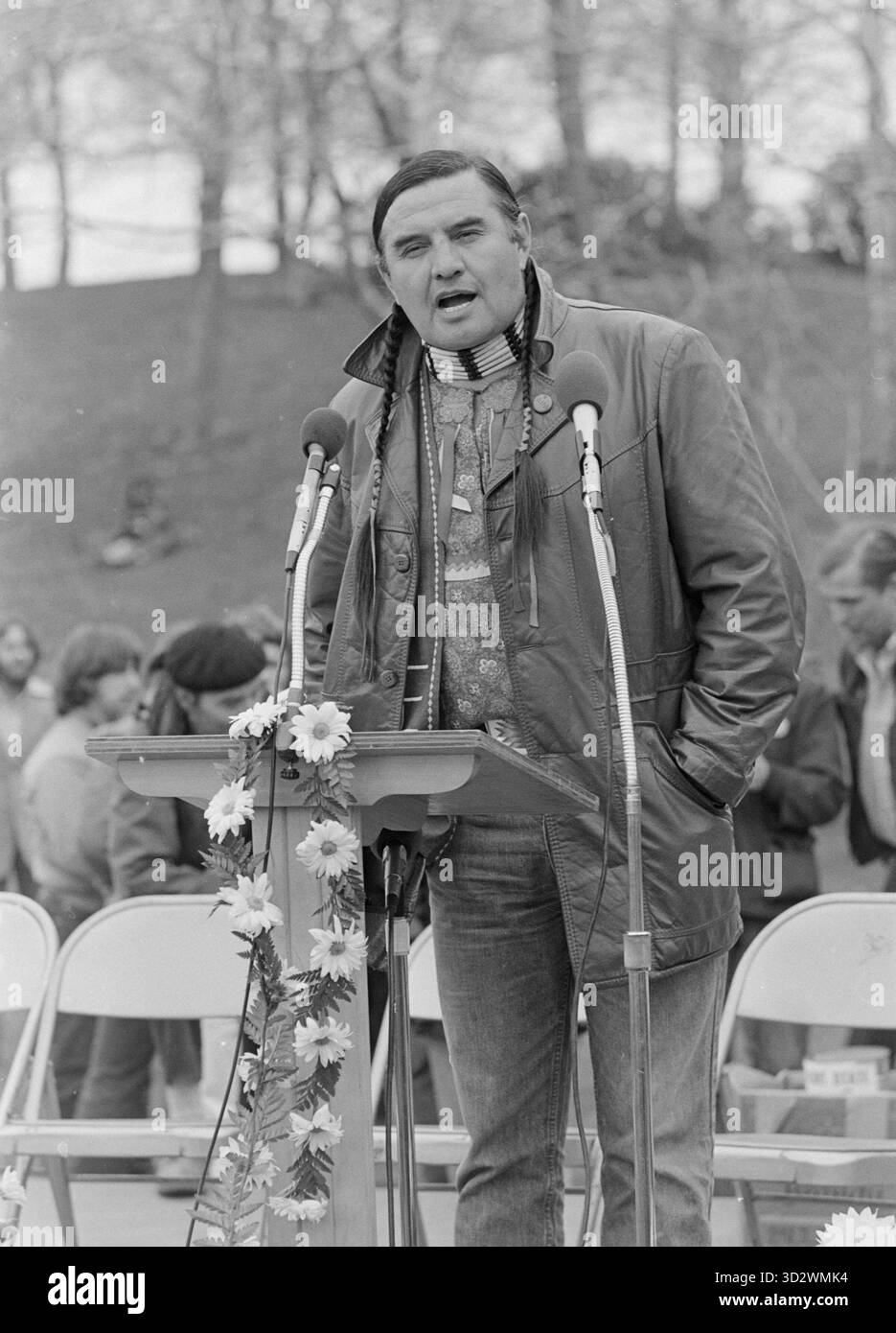 Vernon Bellecourt, leader nazionale del movimento indiano americano, parla alla Kent State University di Kent, Ohiom, Stati Uniti d'America nell'ottobre 1977, durante una dimostrazione contro una palestra in costruzione dove quattro studenti furono uccisi il 4 maggio 1970. Bellecourt, che morì nel 2007, era un membro della tribù Ojibwa in Minnesota e lavorò per porre fine all'uso non autorizzato dei soprannomi delle terre tribali degli indiani americani negli sport americani. Ernie Mastroianni photio Foto Stock