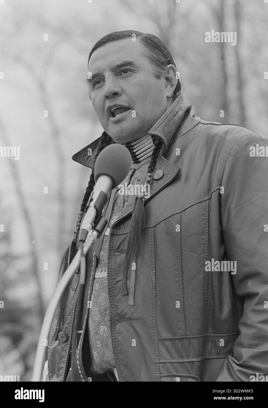 Vernon Bellecourt, leader nazionale del movimento indiano americano, parla alla Kent State University di Kent, Ohiom, Stati Uniti d'America nell'ottobre 1977, durante una dimostrazione contro una palestra in costruzione dove quattro studenti furono uccisi il 4 maggio 1970. Bellecourt, che morì nel 2007, era un membro della tribù Ojibwa in Minnesota e lavorò per porre fine all'uso non autorizzato dei soprannomi delle terre tribali degli indiani americani negli sport americani. Ernie Mastroianni photio Foto Stock