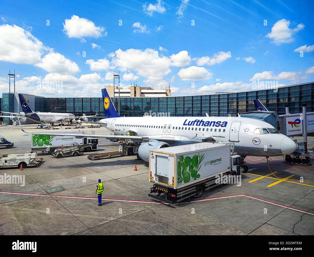 Francoforte sul meno, Germania - 2025-05-30 - aereo Lufthansa in pista durante la preparazione pre-volo nell'aeroporto tedesco Foto Stock