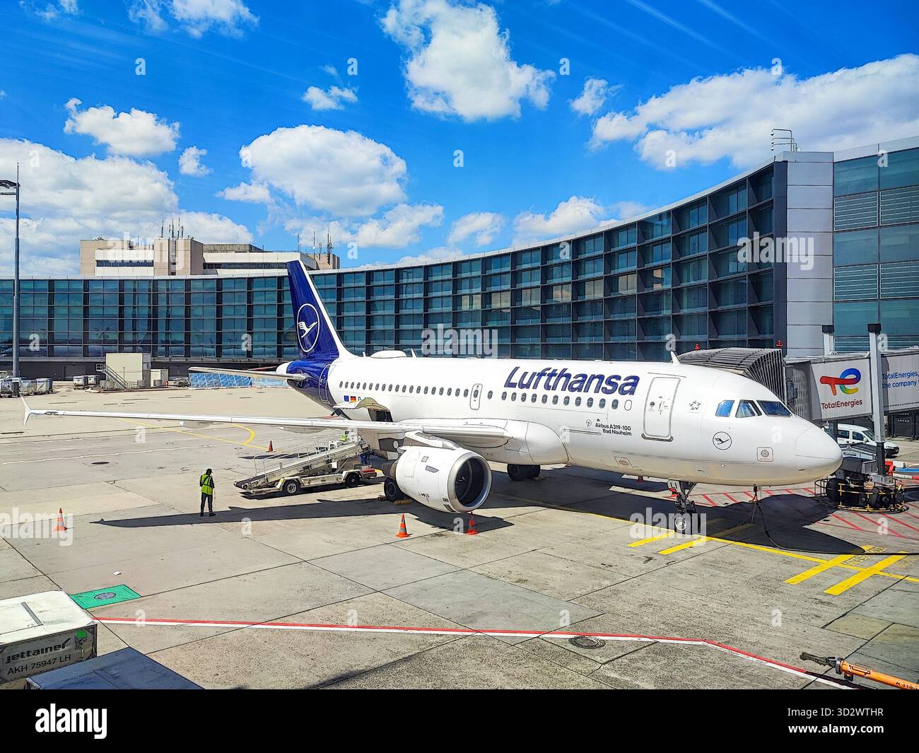 Francoforte sul meno, Germania - 2025-05-30 - aereo Lufthansa in pista durante la preparazione pre-volo nell'aeroporto tedesco Foto Stock