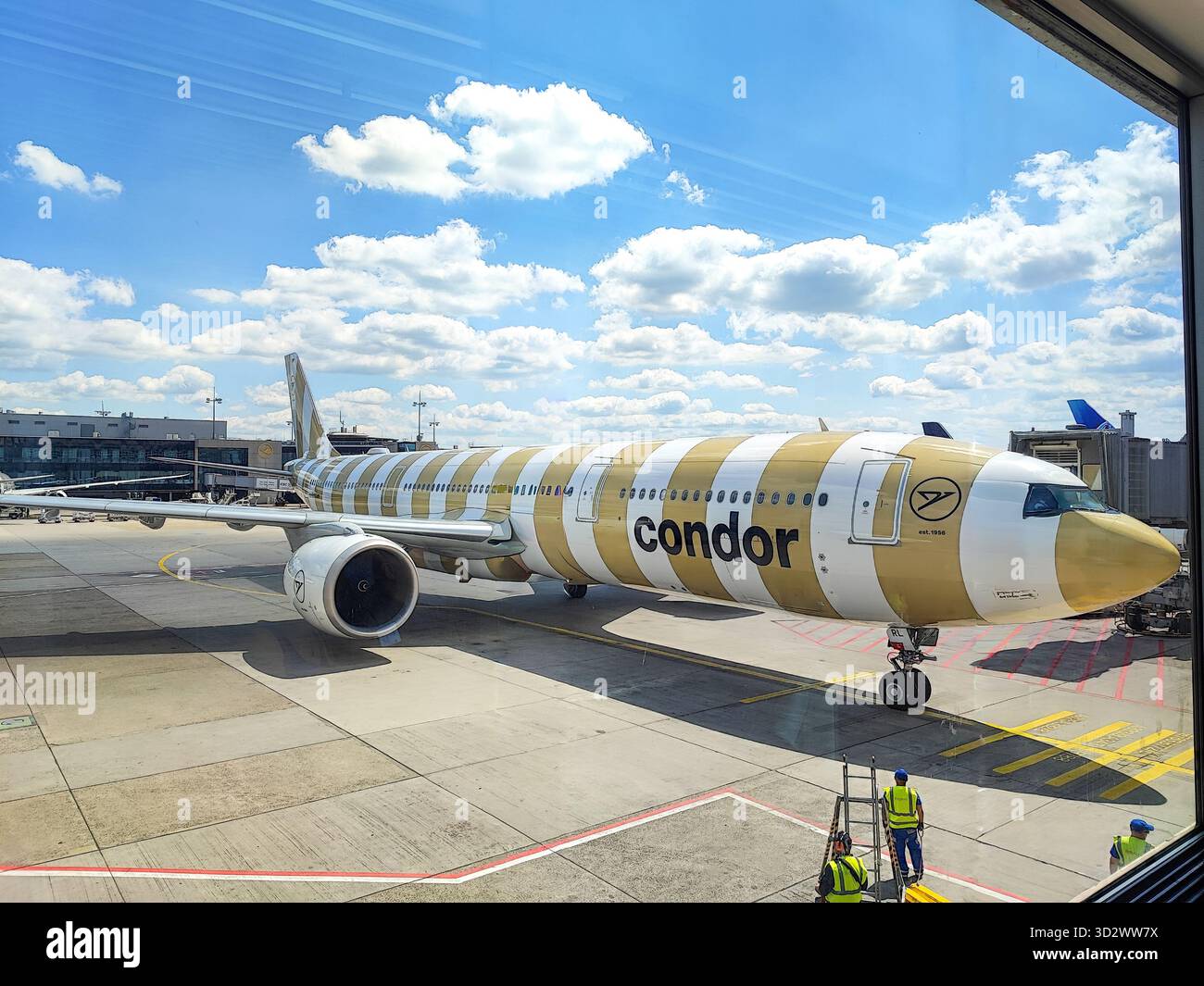 Francoforte sul meno, Germania - 2025-05-30 - aereo di linea Concord con strisce bianche e dorate pronto per il decollo all'aeroporto tedesco Foto Stock