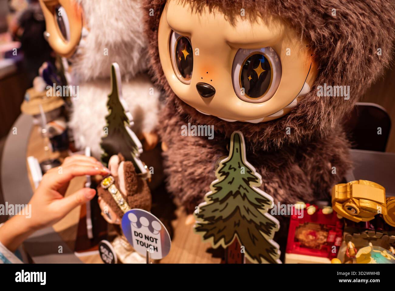 Bangkok, Thailandia - 28 settembre 2025: Mostra di Labubu art toy del Pop Mart. Foto Stock