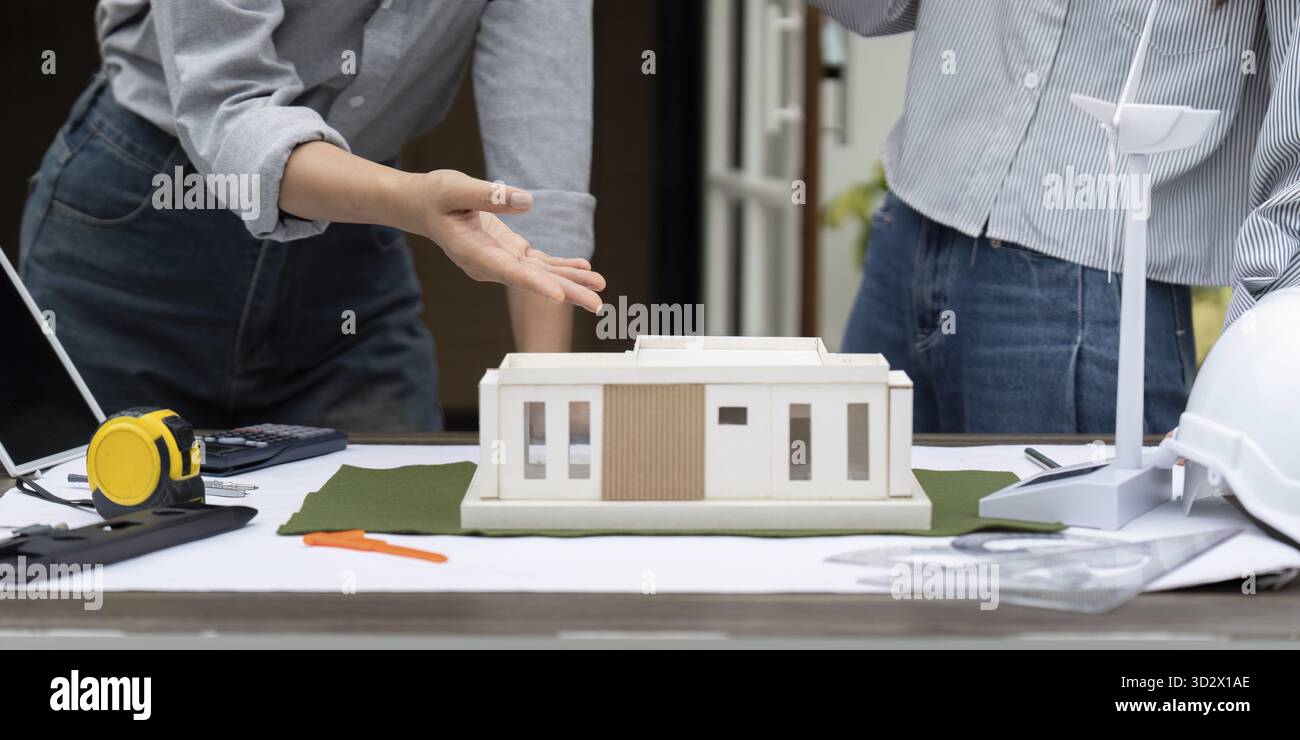 Le due donne architetti esplorano idee innovative per edifici sostenibili, utilizzando modelli e concetti di energia rinnovabile per promuovere un futuro più verde Foto Stock