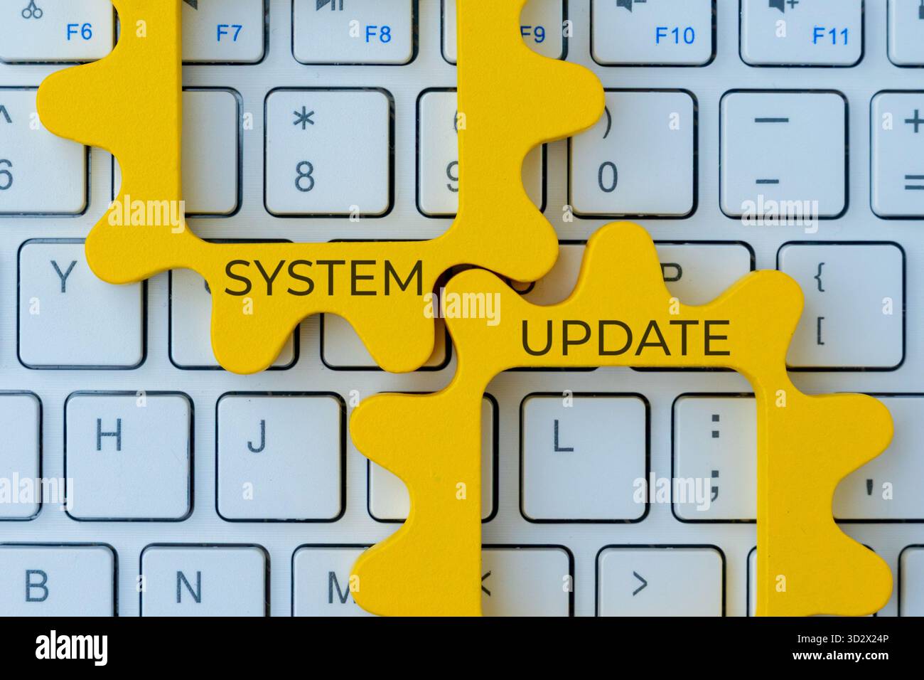 Due dispositivi di interblocco con AGGIORNAMENTO DEL SISTEMA di testo sulla tastiera di un computer. Concetto di miglioramento, manutenzione o aggiornamento software. Foto Stock