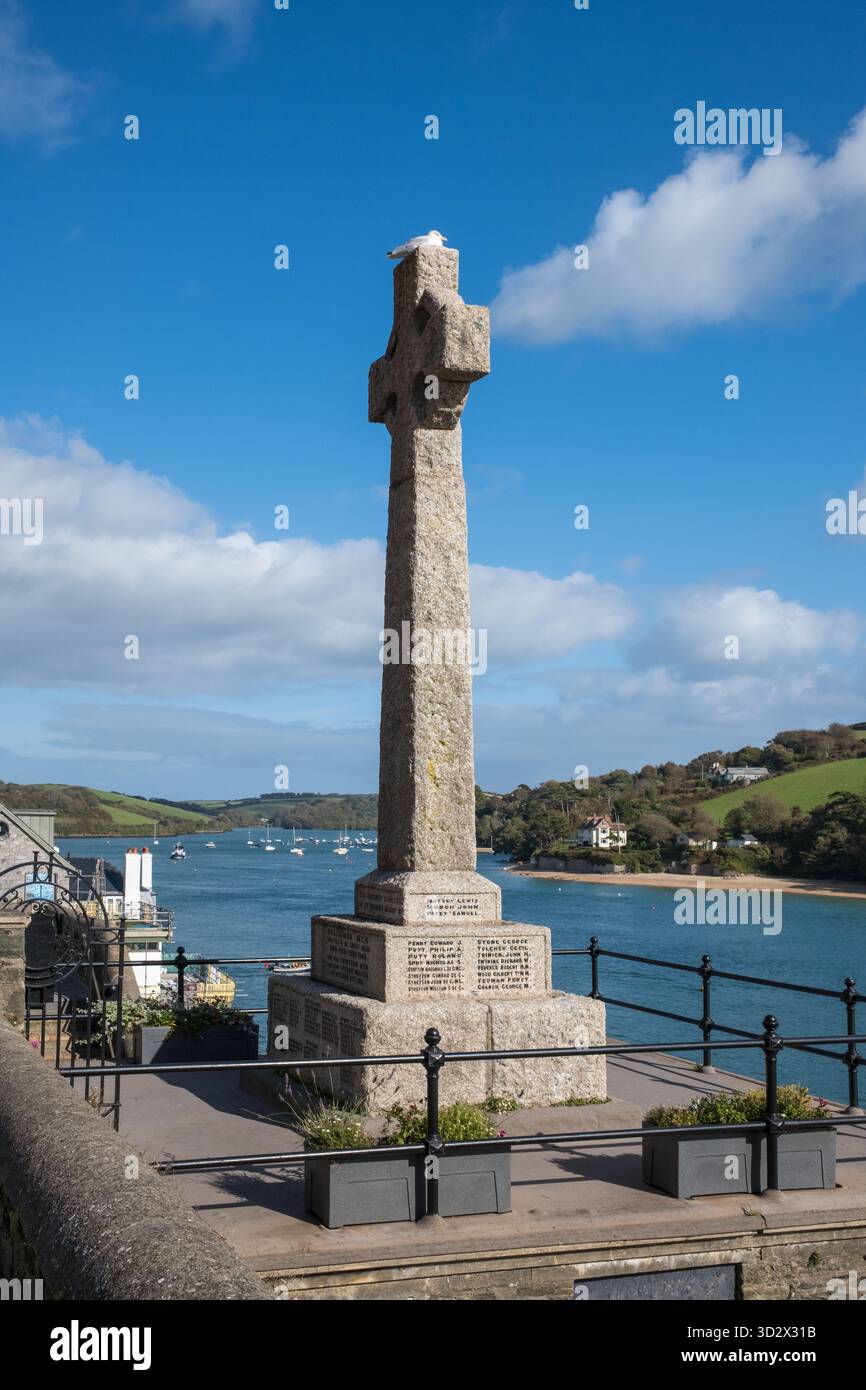 Monumento alla guerra di pietra che si affaccia sull'estuario della città di Salcombe, nel Devon, South Hams Foto Stock