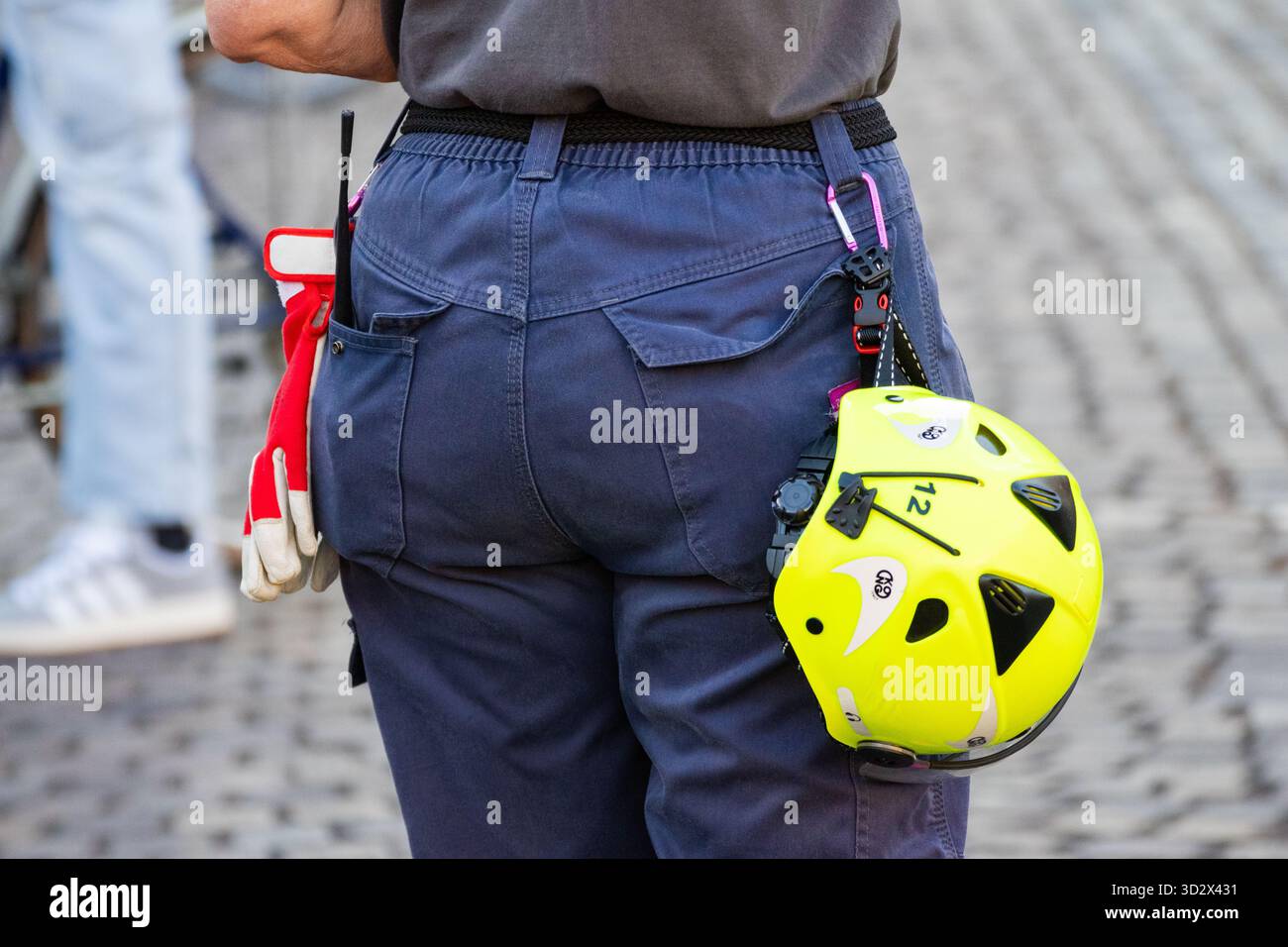 Dettaglio dell’equipaggiamento professionale del lavoratore che mostra guanti e casco preparati per il servizio sul campo e la protezione. Foto Stock