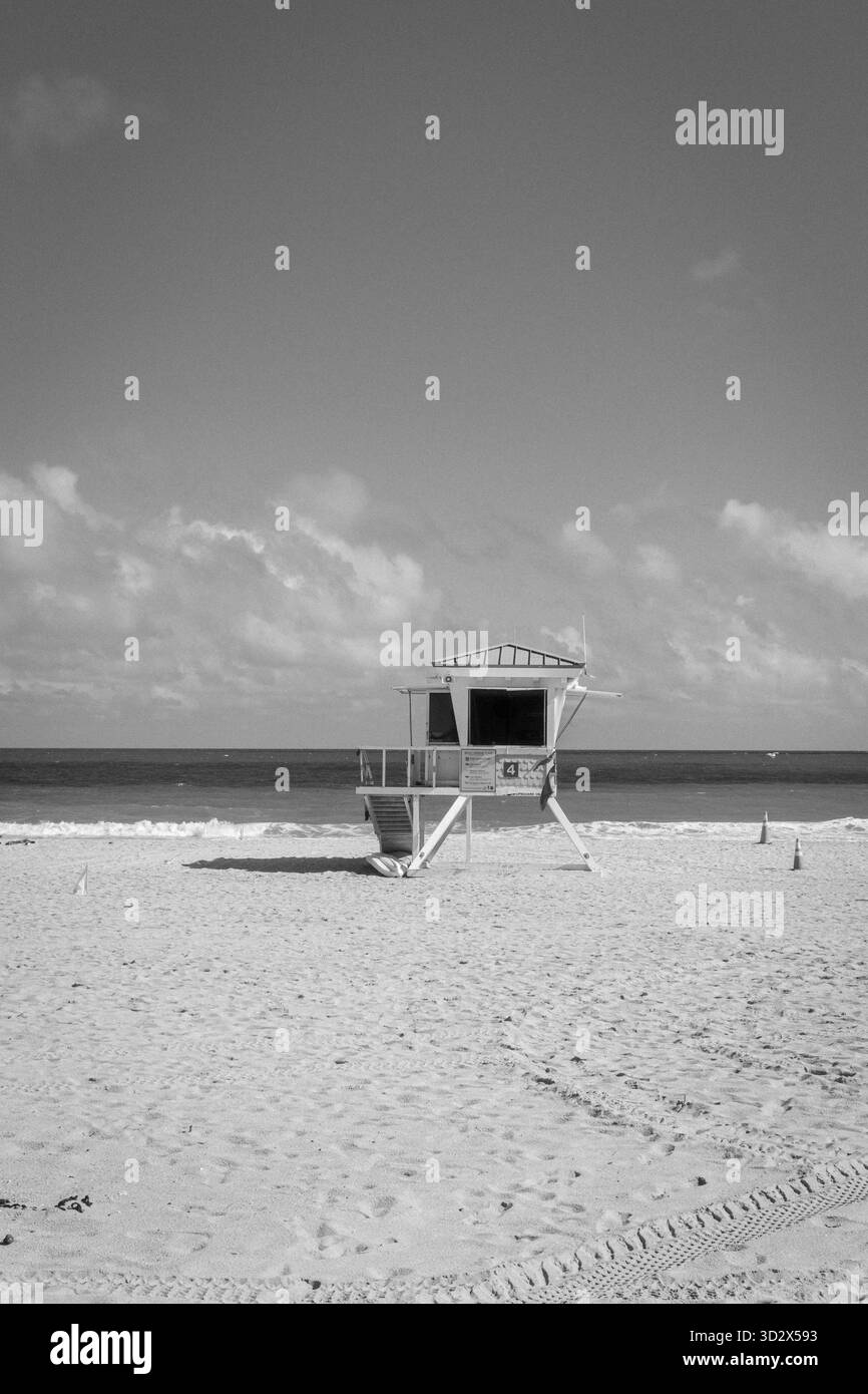 Cabine bagnino su una spiaggia sabbiosa a Fort Lauderdale, Florida, simboleggiano la sicurezza delle spiagge e la cultura costiera. Foto Stock