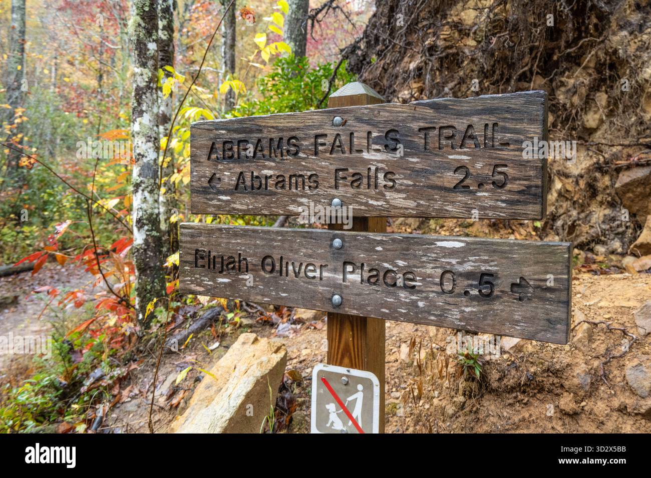 Cartello segnaletico per Abrams Falls e Elijah Oliver Place a Cades Cove nel Great Smoky Mountains National Park vicino a Townsend, Tennessee. (USA) Foto Stock