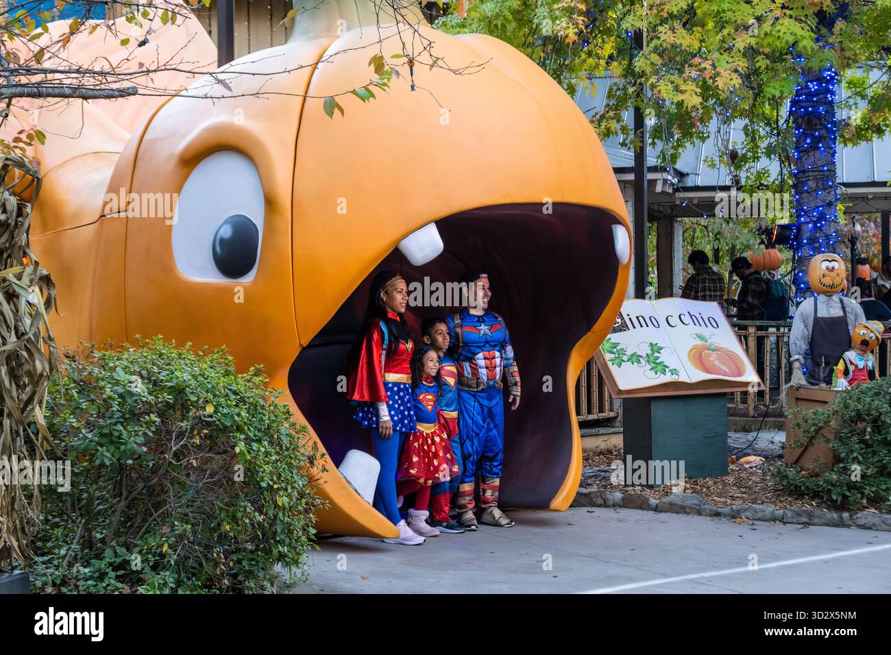 Famiglia in costumi da supereroi che si posa per farsi fotografare allo Stone Mountain Park Pumpkin Festival di Atlanta, Georgia. (USA) Foto Stock