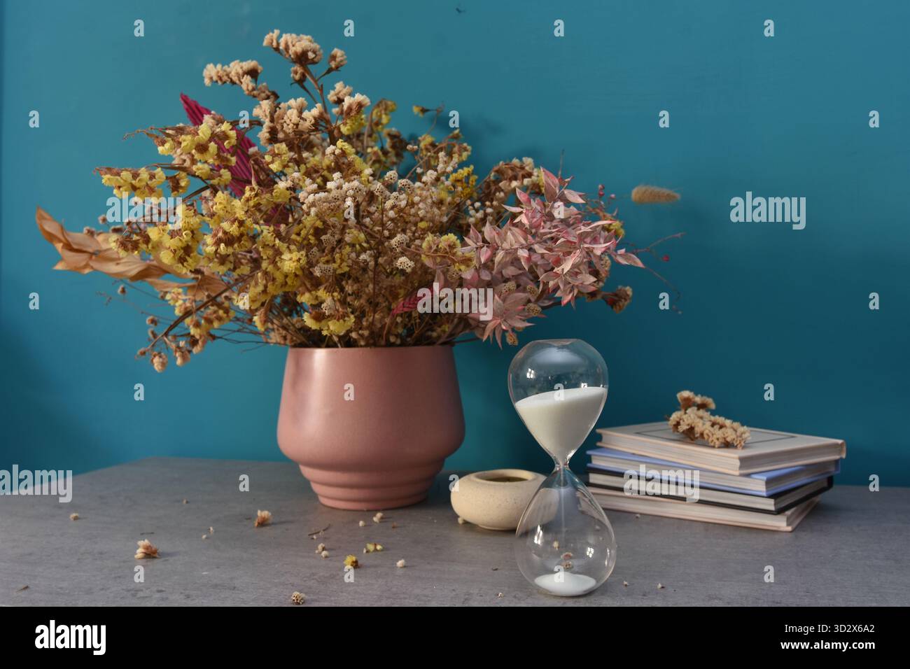 mostra oggetti che impreziosiscono gli angoli della casa Foto Stock