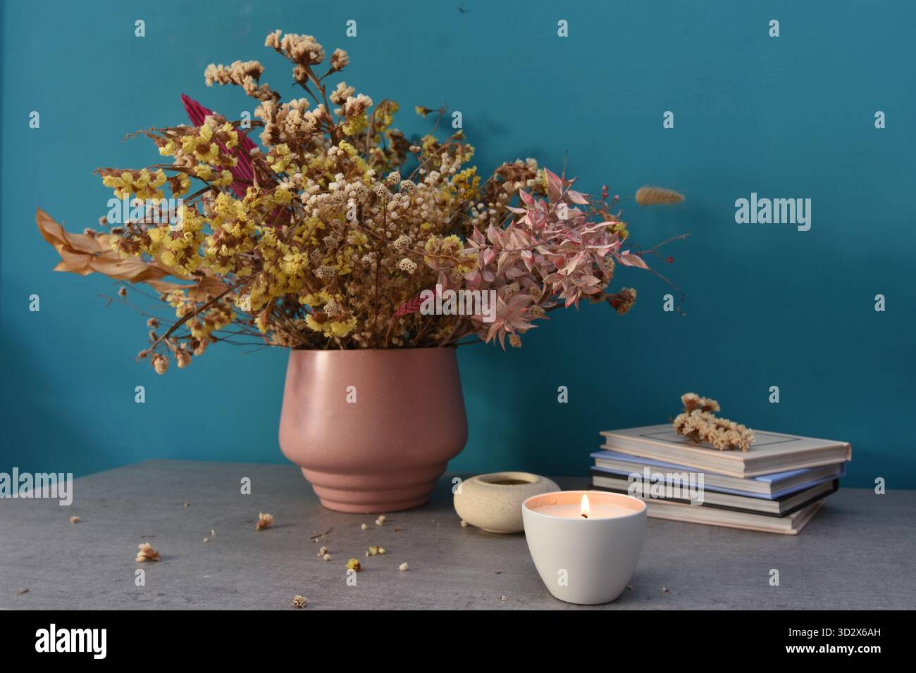 mostra oggetti che impreziosiscono gli angoli della casa Foto Stock