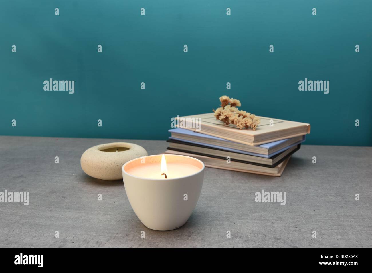 mostra oggetti che impreziosiscono gli angoli della casa Foto Stock