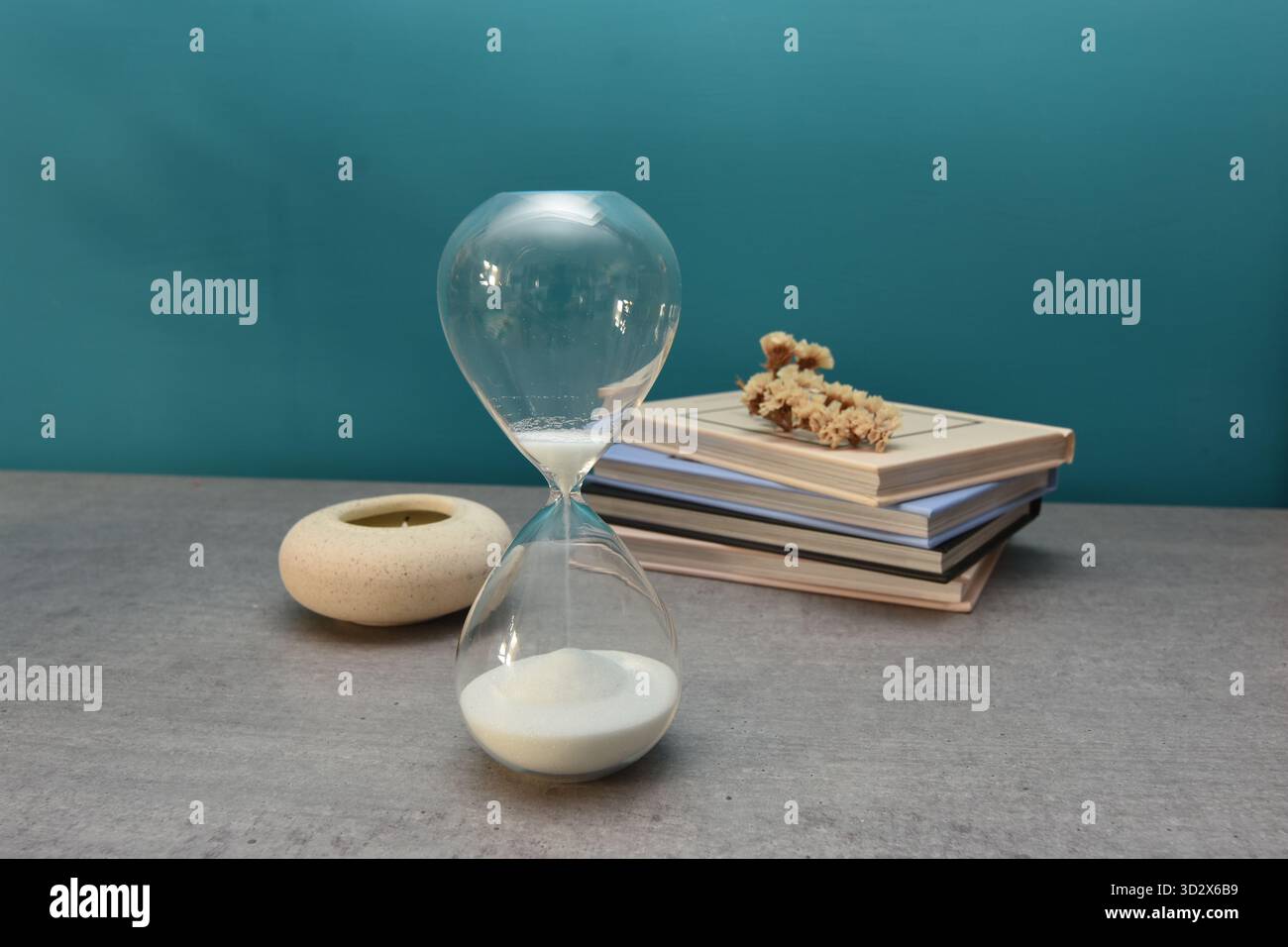 mostra oggetti che impreziosiscono gli angoli della casa Foto Stock
