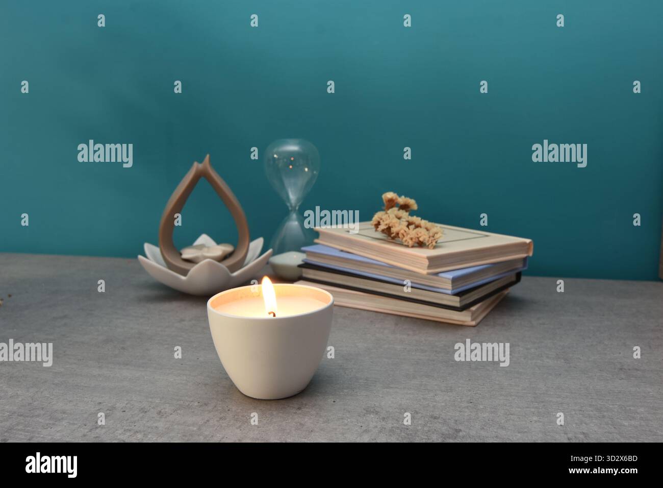 mostra oggetti che impreziosiscono gli angoli della casa Foto Stock
