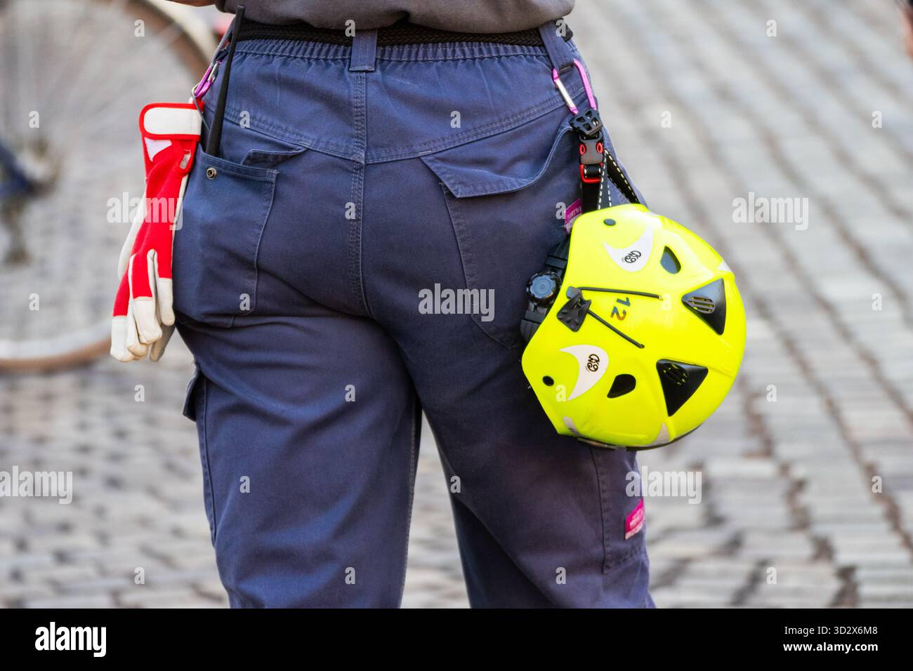 Dettaglio dell’equipaggiamento professionale del lavoratore che mostra guanti e casco preparati per il servizio sul campo e la protezione. Foto Stock