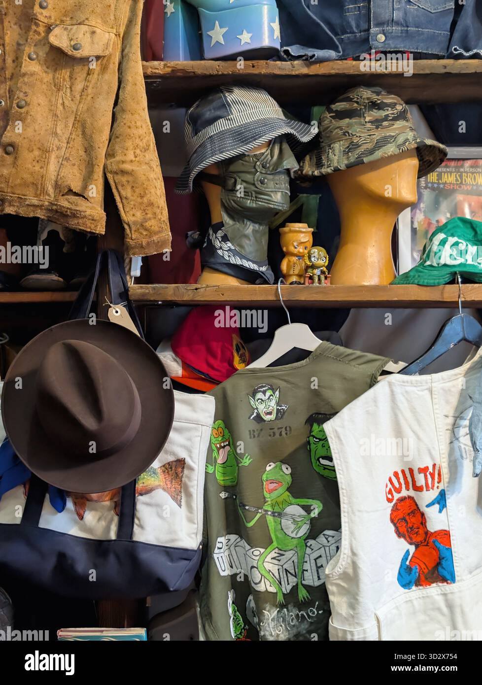 Negozio di abbigliamento vintage di seconda mano Foto Stock