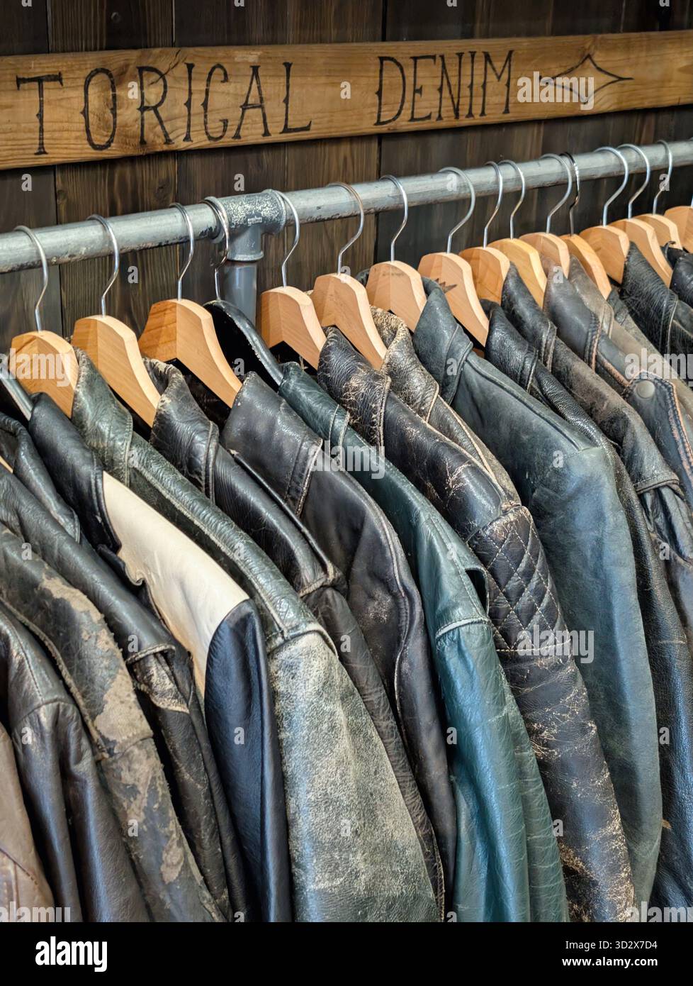 giacche in pelle appese in un negozio di abbigliamento vintage di seconda mano Foto Stock