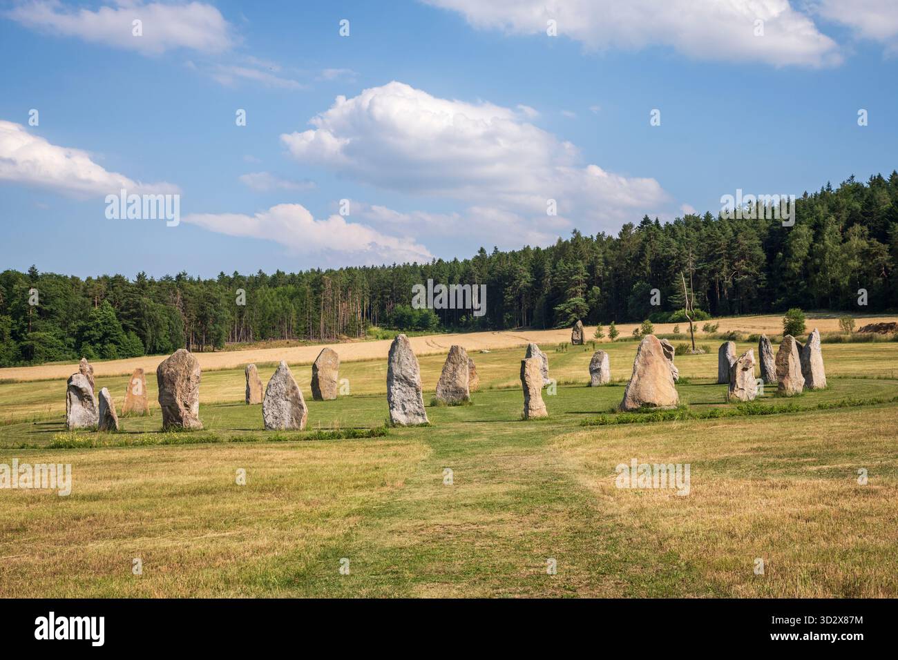 Holašovice, Cechia - 2 luglio 2019: Il cerchio di pietra di Holasovice è una riproduzione di Stonehenge situata accanto a un farmi medievale splendidamente conservato Foto Stock