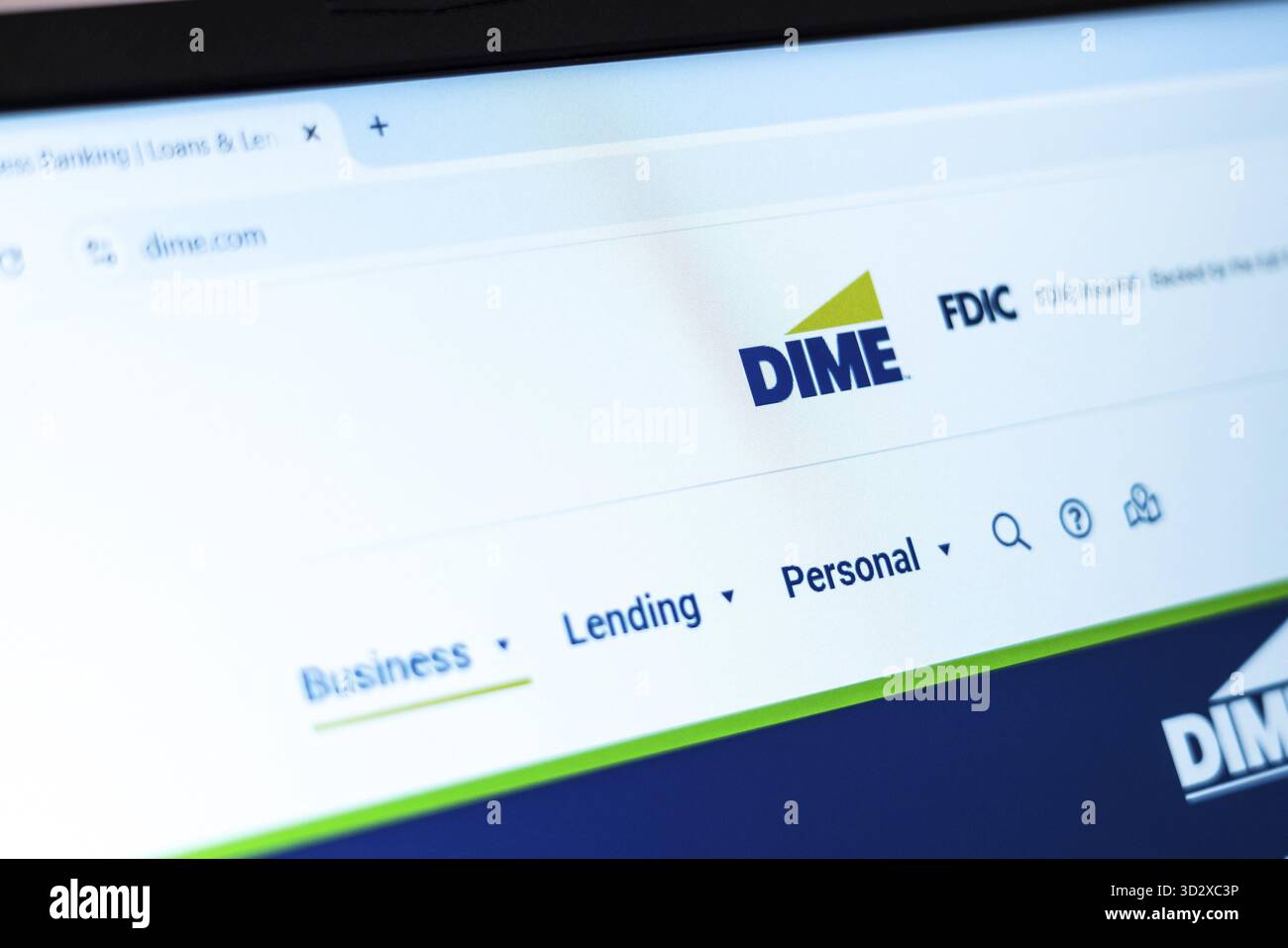 New York, USA - 01 gennaio 2025: Homepage del sito della DIME Community Bank visualizzata su uno schermo di un laptop che mostra attività commerciali, prestiti e servizi bancari personali Foto Stock